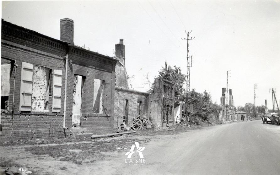 Une rue de Brunehamel encore marquée par les combats et les bombardements, mai 1940. © Arch. dép. Aisne, 2 Fi 961