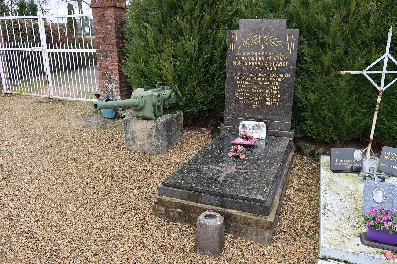Tombe collective du double équipage du char « Sampiero Corso » au cimetière communal de La Ville-au-Bois-lès-Dizy. ©Conseil départemental de l’Aisne.