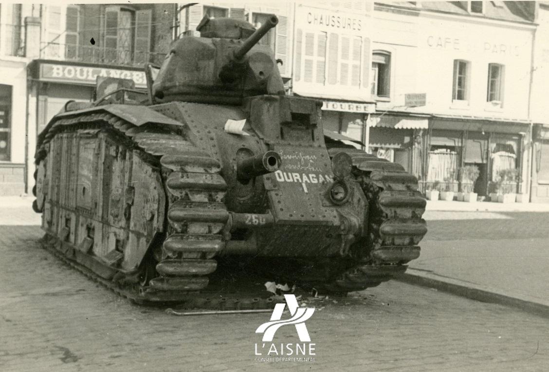 Dans une rue de Guise, char B1 bis « Ouragan » du 8e bataillon de chars de combats (BCC), abandonné après les combats ©Arch. dép. de l’Aisne, 2 Fi 336