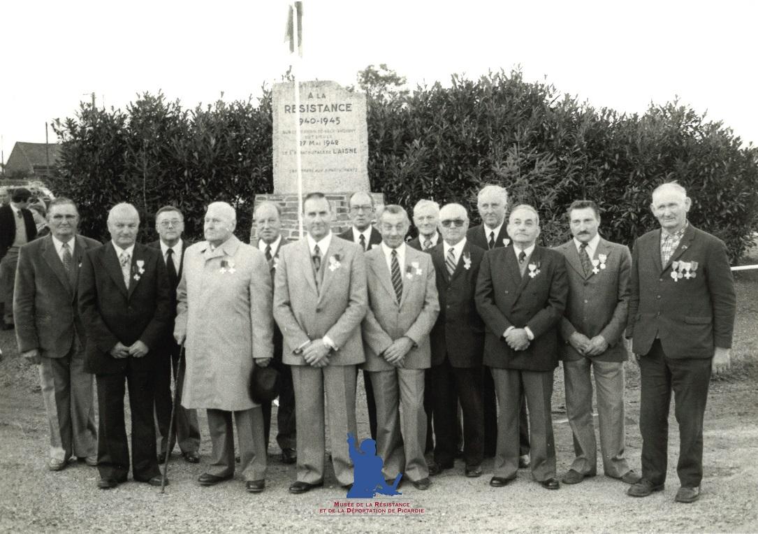 Combattants Volontaires de la Résistance rassemblés près du monument le 27 septembre 1981. ©Collections du Musée de la Résistance et de la Déportation en Picardie