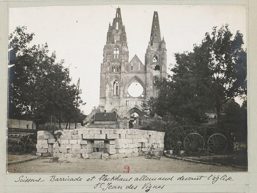 Barricade allemande devant Saint Jean des Vignes à Soissons ©BNF Gallica