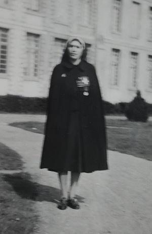 Yvonne Basquin, décorée de l'ordre national du mérite, dans les jardins de l'hôtel de ville ©Arch. du musée de la Résistance et de la Déportation de Tergnier