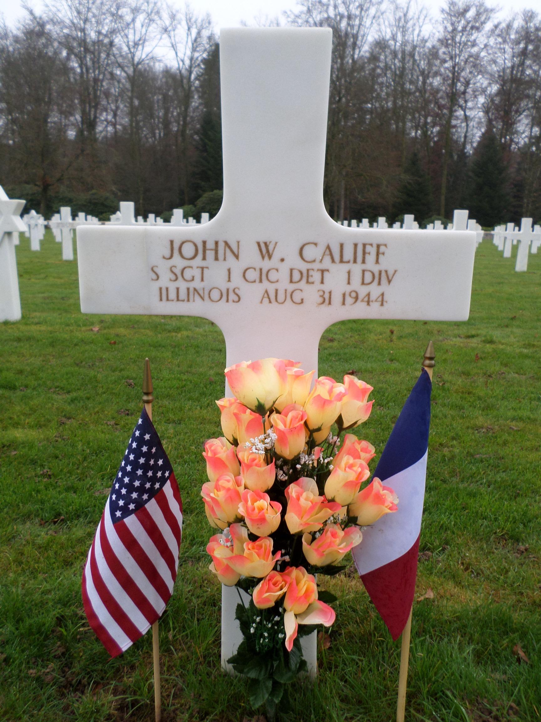 La tombe du Staff Sergeant John W. CALIFF au Epinal American Cemetery 