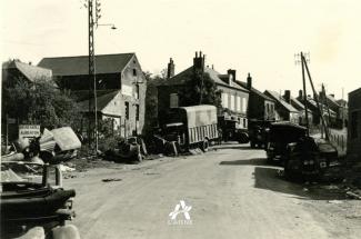 Véhicules français détruits à Rozoy-sur-Serre, sur la route de Brunehamel, mai 1940. © Arch. dép. Aisne, 2 Fi 1020 Véhicules français détruits à Rozoy-sur-Serre, sur la route de Brunehamel, mai 1940. © Arch. dép. Aisne, 2 Fi 1020