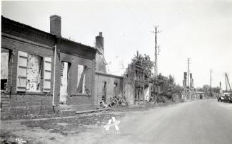 Une rue de Brunehamel encore marquée par les combats et les bombardements, mai 1940. © Arch. dép. Aisne, 2 Fi 961