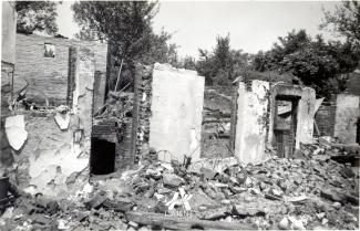 Maison de Brunehamel détruite durant les bombardements, mai 1940. ©Arch. dép. Aisne, 2 Fi 959 Maison de Brunehamel détruite durant les bombardements, mai 1940. ©Arch. dép. Aisne, 2 Fi 959