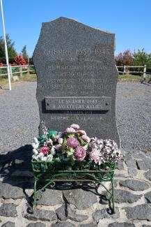 Monument aux militaires et civils victimes des combats de Mont-Saint-Jean et Brunehamel le 16 mai 1940 ©CD02 Monument aux militaires et civils victimes des combats de Mont-Saint-Jean et Brunehamel le 16 mai 1940 ©CD02