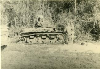 Char français R-35 du 32e bataillon de chars de combat détruit près d’Hirson ©Arch. dép. Aisne 2 Fi 363 Char français R-35 du 32e bataillon de chars de combat détruit près d’Hirson ©Arch. dép. Aisne 2 Fi 363