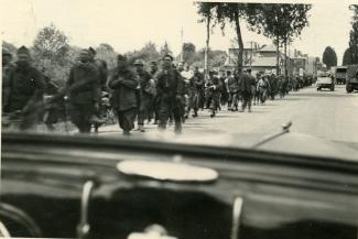 Convoi de prisonniers de guerre français sur la route de Guise à Hirson en mai 1940. ©Arch. dép. Aisne 2 Fi 353 Convoi de prisonniers de guerre français sur la route de Guise à Hirson en mai 1940. ©Arch. dép. Aisne 2 Fi 353