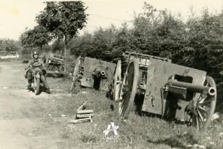 Convoi d'artillerie français abandonné près de La Capelle ©Arch. dép. Aisne 2 Fi 338 Convoi d'artillerie français abandonné près de La Capelle ©Arch. dép. Aisne 2 Fi 338