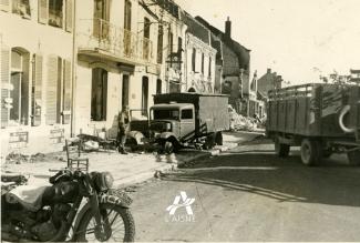Les véhicules allemands circulent dans les rues de La Capelle encore marquées par les combats ©Arch. dép. Aisne 2 Fi 339 Les véhicules allemands circulent dans les rues de La Capelle encore marquées par les combats ©Arch. dép. Aisne 2 Fi 339