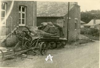 Char français R-35 du 32e bataillon de chars de combat détruit dans une rue de Mondrepuis ©Arch. dép. Aisne 2 Fi 1086 Char français R-35 du 32e bataillon de chars de combat détruit dans une rue de Mondrepuis ©Arch. dép. Aisne 2 Fi 1086
