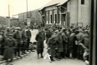 Groupe de prisonniers de guerre français à Hirson en mai 1940 ©Arch. dép. Aisne 2 Fi 1021