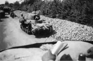 Char R-35 du 24e BCC détruit à l’entrée de Montcornet, le 17 mai 1940. ©Arch. dép. Aisne, 2 Fi 14 Char R-35 du 24e BCC détruit à l’entrée de Montcornet, le 17 mai 1940. ©Arch. dép. Aisne, 2 Fi 14