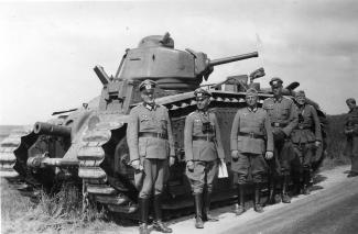 Groupe d'officiers allemands posant devant le char B1 bis « Lyautey » du 46e BCC, abandonné à la suite d’une panne d'essence à Bucy-lès-Pierrepont le 17 mai 1940. ©Arch. dép. de l’Aisne, 2 Fi 1.