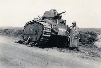 Char B1 bis n°391 « Craonne » du 46e BCC, abandonné à la suite d’une panne mécanique devant Chivres-en-Laonnois (demi-arbre cassé). © Arch. dép. Aisne, 2 Fi 1228