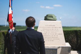 Instant de recueillement du président de la République Emmanuel Macron devant le monument du char « Sampiero Corso ». ©Site de la Présidence de la République Instant de recueillement du président de la République Emmanuel Macron devant le monument du char « Sampiero Corso ». ©Site de la Présidence de la République