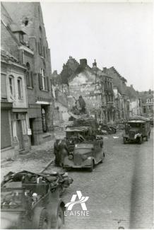 Colonne de véhicules de la 6. PzD dans Guise. © Arch. dép. Aisne, 2 Fi 349