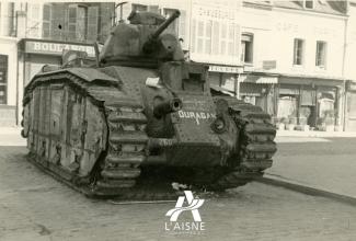 Dans une rue de Guise, char B1 bis « Ouragan » du 8e bataillon de chars de combats (BCC), abandonné après les combats ©Arch. dép. de l’Aisne, 2 Fi 336 Dans une rue de Guise, char B1 bis « Ouragan » du 8e bataillon de chars de combats (BCC), abandonné après les combats ©Arch. dép. de l’Aisne, 2 Fi 336