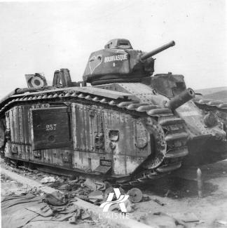 Char B1 bis « Bourrasque » du 15e bataillon de chars de combats (BCC), immobilisé dans les environs de Mortiers le 17 mai 1940. © Arch. dép. de l’Aisne, 2 Fi 2. Char B1 bis « Bourrasque » du 15e bataillon de chars de combats (BCC), immobilisé dans les environs de Mortiers le 17 mai 1940. © Arch. dép. de l’Aisne, 2 Fi 2.