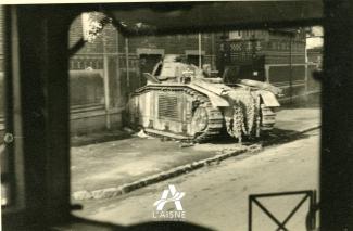 Char B1 bis « Pirate » du 8e bataillon de chars de combats (BCC), détruit dans les environs de Mortiers le 17 mai 1940. © Arch. dép. de l’Aisne, 2 Fi 350 Char B1 bis « Pirate » du 8e bataillon de chars de combats (BCC), détruit dans les environs de Mortiers le 17 mai 1940. © Arch. dép. de l’Aisne, 2 Fi 350