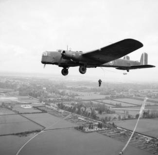 Bombardier Whitley lors d’un exercice de parachutage le 21 mai 1941. ©IWM Bombardier Whitley lors d’un exercice de parachutage le 21 mai 1941. ©IWM