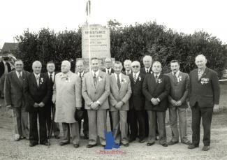 Combattants Volontaires de la Résistance rassemblés près du monument le 27 septembre 1981. © Collections du Musée de la Résistance et de la Déportation en Picardie