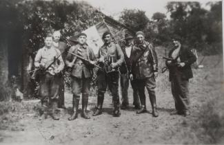 Maquis de Saint-Algis (moulin de la Coupille), été 1944. De gauche à droite : René FORTIER, Georges ARMAND, Georges CARON, Hector POLVENT, Raymond LOBRY, Edmond BACHIMONT et Alfred CARPENTIER © Collections du Musée de la Résistance et de la Déportation en Picardie