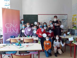 Un groupe d'enfants participant à un atelier cinéma Un groupe d'enfants participant à un atelier cinéma