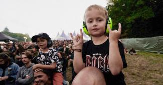 Enfant portant un casque anti-bruit