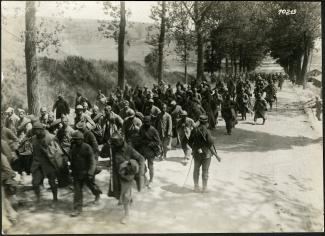 Prisonniers français sur la route Soissons-Fismes ©Museo del Ejercito