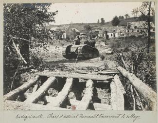 Audignicourt, les chars d'assaut Renault traversant le village ©BNF Gallica Audignicourt, les chars d'assaut Renault traversant le village ©BNF Gallica