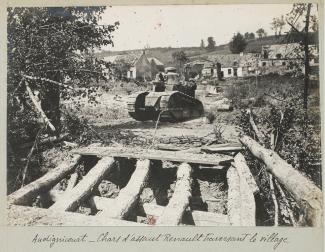 Audignicourt, les chars d'assaut Renault traversant le village ©BNF Gallica