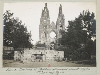 Barricade allemande devant Saint Jean des Vignes à Soissons ©BNFGallica