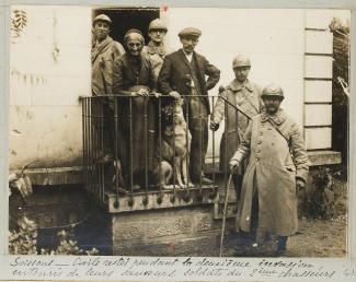 Civils restés dans Soissons, libérés par des soldats du 2e BCP ©BNF Gallica Civils restés dans Soissons, libérés par des soldats du 2e BCP ©BNF Gallica
