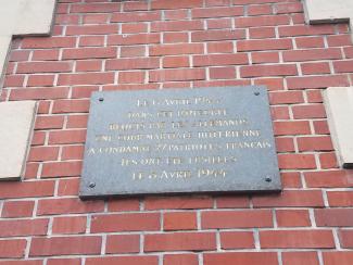 Plaque sur l'immeuble de la banque Journel, au 27 rue d'Isle à Saint-Quentin Plaque sur l'immeuble de la banque Journel, au 27 rue d'Isle à Saint-Quentin