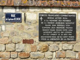 La plaque commémorative de la mission Augustus à Barenton-sur-Serre La plaque commémorative de la mission Augustus à Barenton-sur-Serre