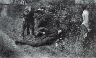  Le Maquis de Saint-Algis à l'entraînement derrière une haie ©Archives du Musée de la Résistance et de la Déportation de Tergnier Le Maquis de Saint-Algis à l'entraînement derrière une haie ©Archives du Musée de la Résistance et de la Déportation de Tergnier 