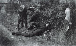 Le maquis de Saint-Algis à l'entraînement derrière une haie 