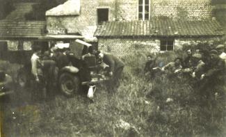 L'entretien du camion qui servait au transport des hommes et du matériel parachuté ©Archives du Musée de la Résistance et de la Déportation de Tergnier L'entretien du camion qui servait au transport des hommes et du matériel parachuté ©Archives du Musée de la Résistance et de la Déportation de Tergnier