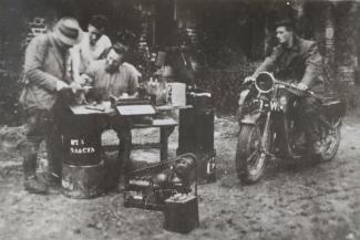 La radio et des résistants du maquis de La Coupille ©Archives du Musée de la Résistance et de la Déportation de Tergnier La radio et des résistants du maquis de La Coupille ©Archives du Musée de la Résistance et de la Déportation de Tergnier