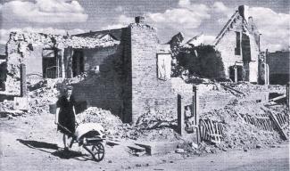 Madame Trancart devant les ruines du Café de la Place Madame Trancart devant les ruines du Café de la Place