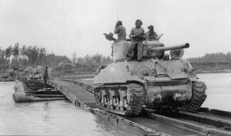 Char Sherman de la 7th Armored Division franchissant la Seine ©NARA Char Sherman de la 7th Armored Division franchissant la Seine ©NARA