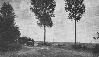 Colonne blindée américaine se positionnant non loin de Château-Thierry ©Archives de la 7th Armored Division Colonne blindée américaine se positionnant non loin de Château-Thierry ©Archives de la 7th Armored Division