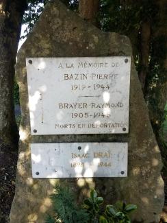 Stèle dans le jardin de la mairie de Nogent-l'Artaud