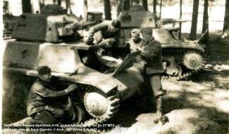 Deux chars français Hotchkiss H-38, probablement du 14e ou du 27e BCC, capturés près de Saint-Quentin ©Arch. dép. Aisne, 2 Fi 1023 Deux chars français Hotchkiss H-38, probablement du 14e ou du 27e BCC, capturés près de Saint-Quentin ©Arch. dép. Aisne, 2 Fi 1023