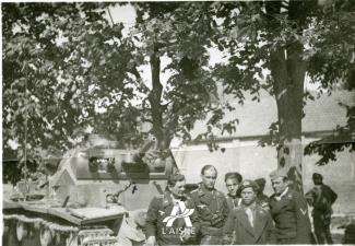 Équipage d’un Panzer III allemand aux environs de Saint-Quentin, mai 1940. ©Arch. dép. de l’Aisne, 2 Fi 342