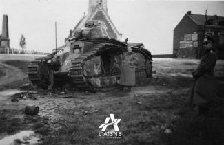 Militaires allemands examinant l'épave du char B1 bis n° 265 « Mistral » du 15e bataillon de chars de-1939-1945 combats (BCC) détruit au Catelet le 19 mai 1940 ©Arch. dép. de l’Aisne, 2 Fi 16 Militaires allemands examinant l'épave du char B1 bis n° 265 « Mistral » du 15e bataillon de chars de-1939-1945 combats (BCC) détruit au Catelet le 19 mai 1940 ©Arch. dép. de l’Aisne, 2 Fi 16