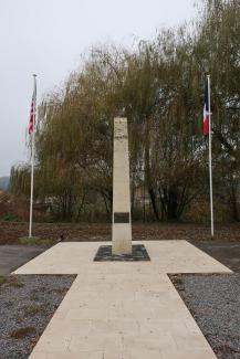 Le monument en hommage à Robert Whalen à Vailly-sur-Aisne Le monument en hommage à Robert Whalen à Vailly-sur-Aisne
