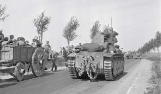 Char D2 de la 345e CACC en route vers le Laonnois croisant des réfugiés sur la route nationale n°2, le 16 mai 1940. ©Photographe inconnu/SCA/ECPAD/Défense/2ARMEE 91 B1085